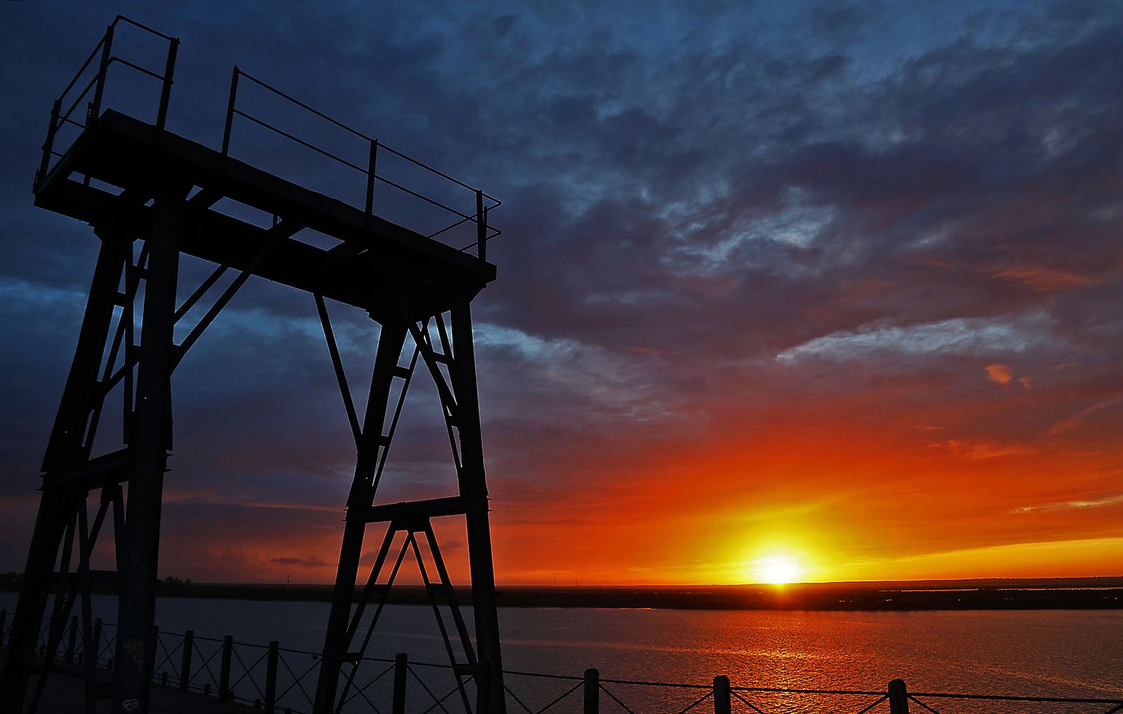 El impresionante atardecer en el muelle de la compañía Riotinto
