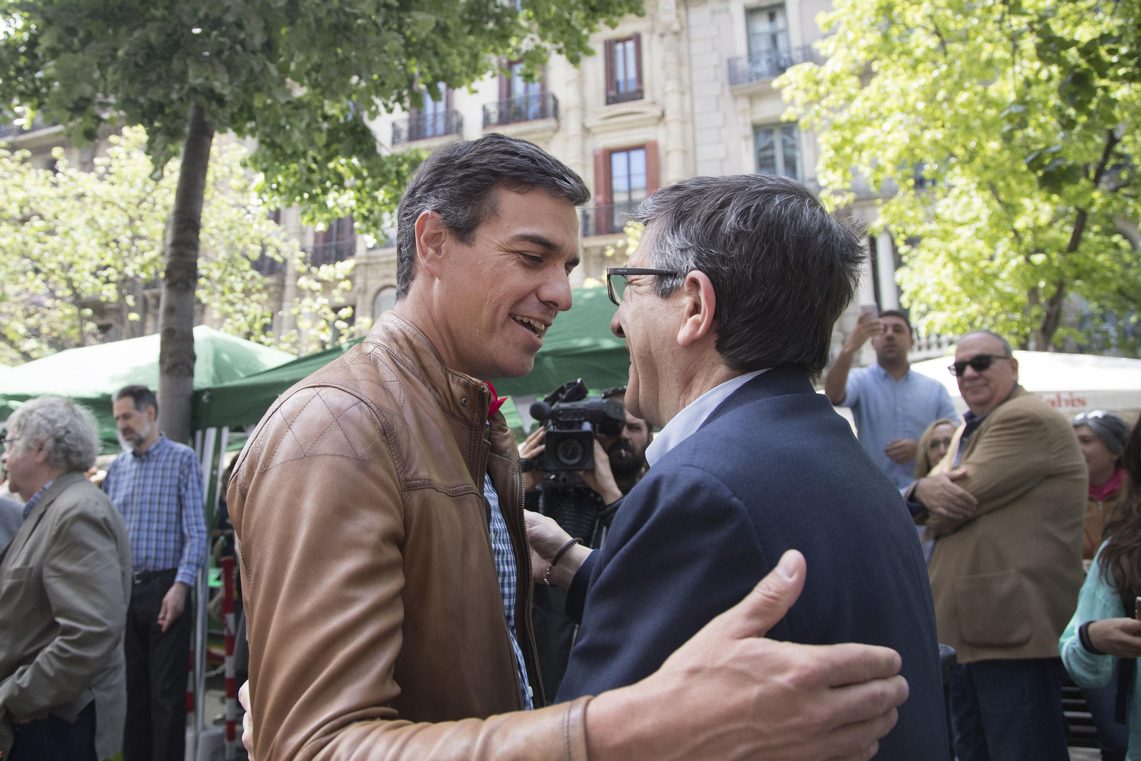 Pedro Sánchez saluda a Patxi López en un encuentro reciente.