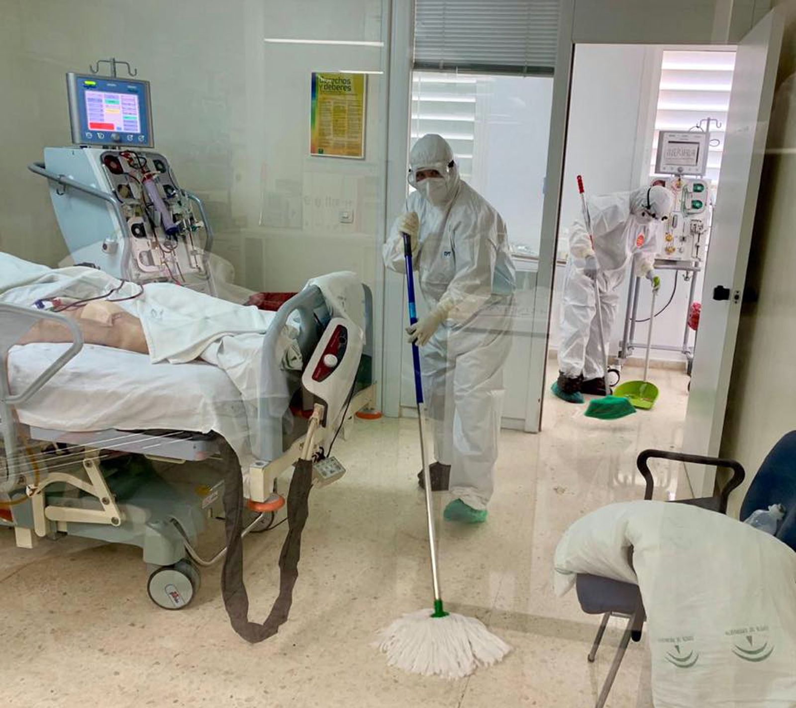 Lupe Alba trabajando como limpiadora en la UCI del Clínico de Puerto Real