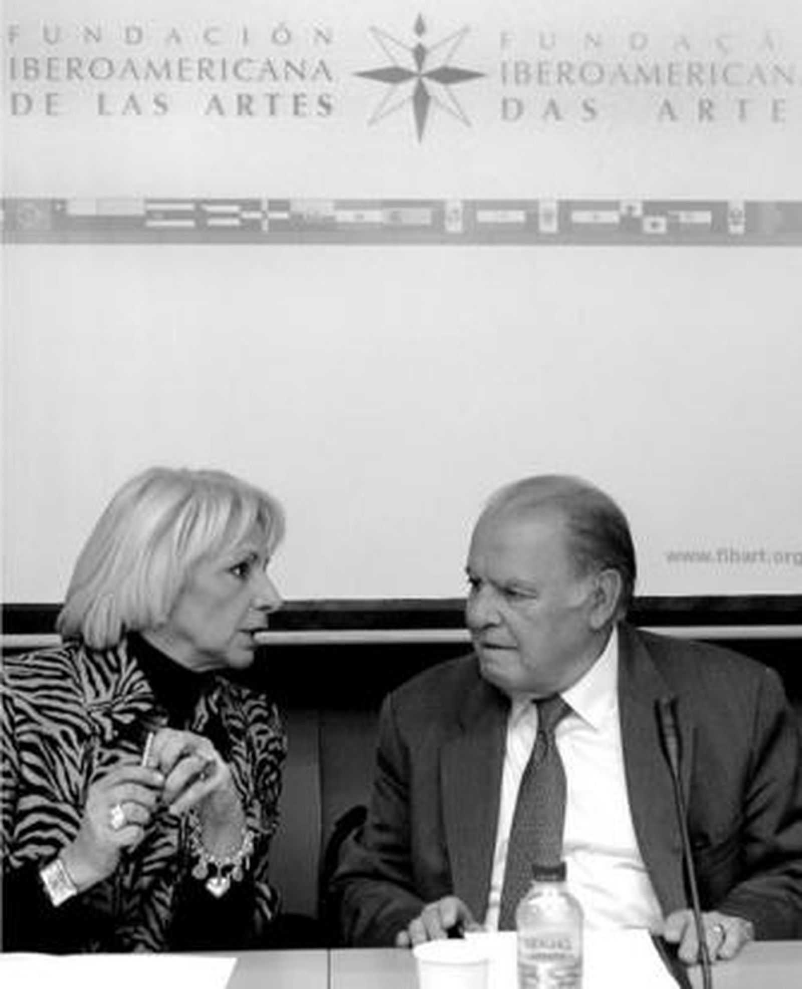 El secretario general iberoamericano, Enrique Iglesias, conversa con Teófila Martínez, ayer en Madrid.