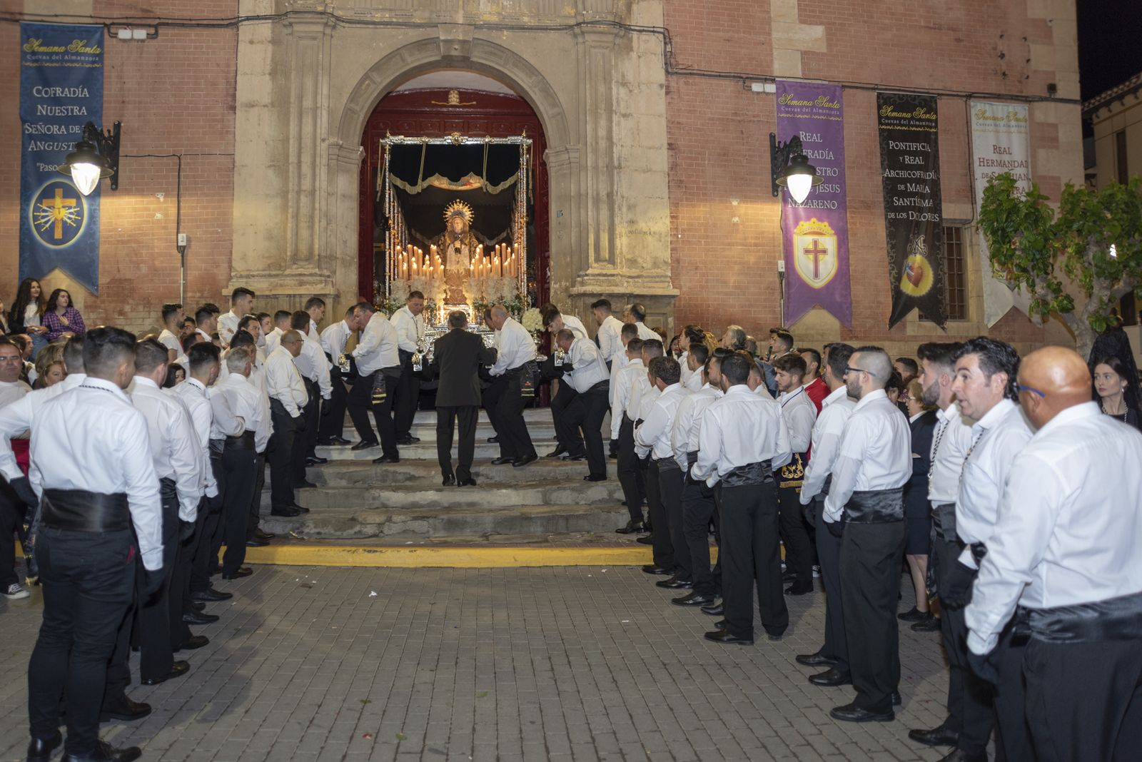 Imágenes de la procesión del Jueves Santo en Cuevas