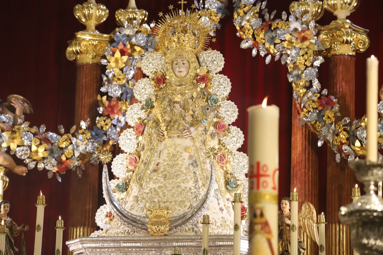 Imágenes de la misa de Pentecostés atípica y a puerta cerrada por el coronavirus, en la parroquia de la Asunción de Almonte