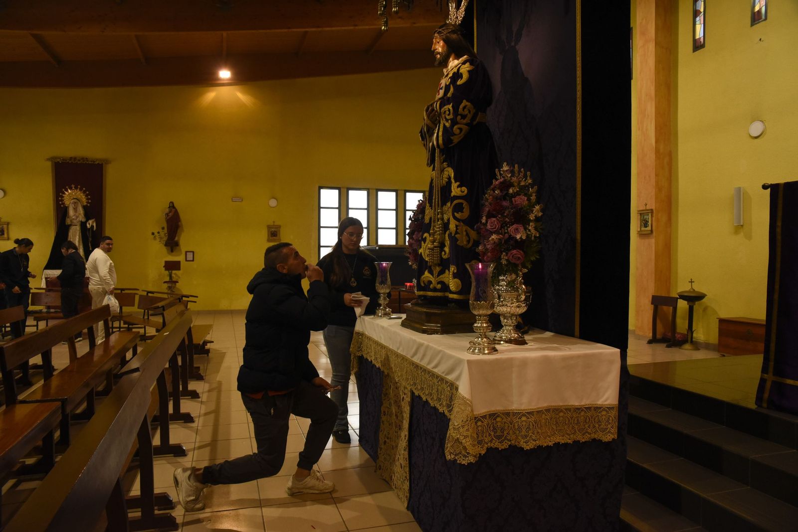 Las fotos del besapié del Medinaceli en la iglesia de Santiago de La Línea