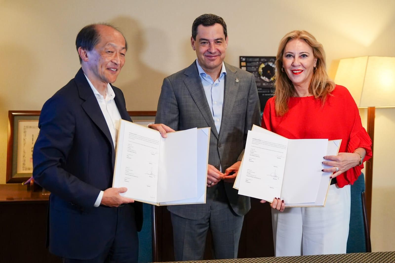 El presidente de la Junta, Juanma Moreno, preside en Kioto la firma del convenio de colaboración entre el presidente del Kyoto Research Park, Mitsuo Asano, la consejera de Economía y presidenta del Málaga Tech Park, Carolina España