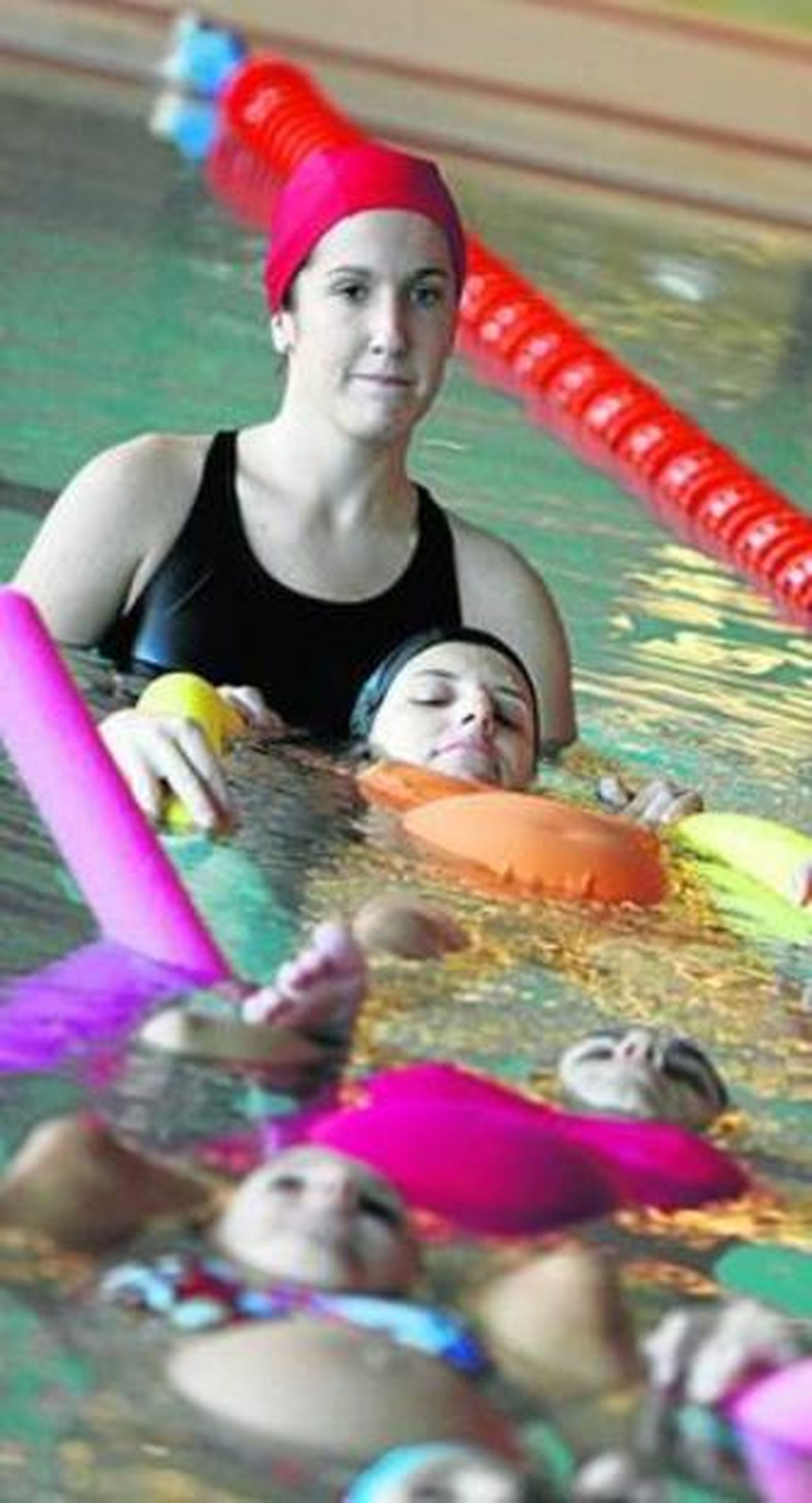 Embarazadas realizando ejercicios de matronatación.