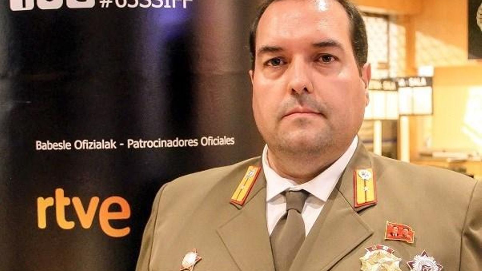 Cao de Benós con traje militar y los galones obtenidos en Corea del Norte