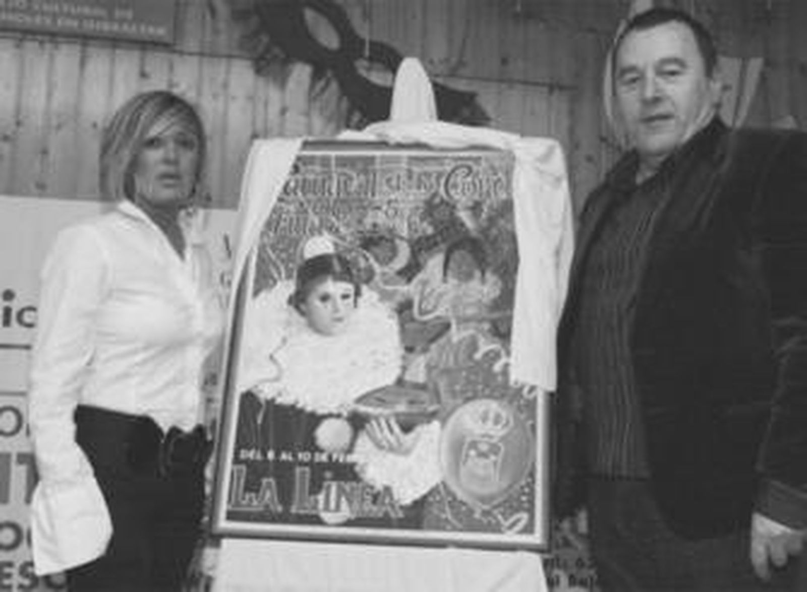 La pregonera y Rafael Cordón, ayer junto al cartel oficial.