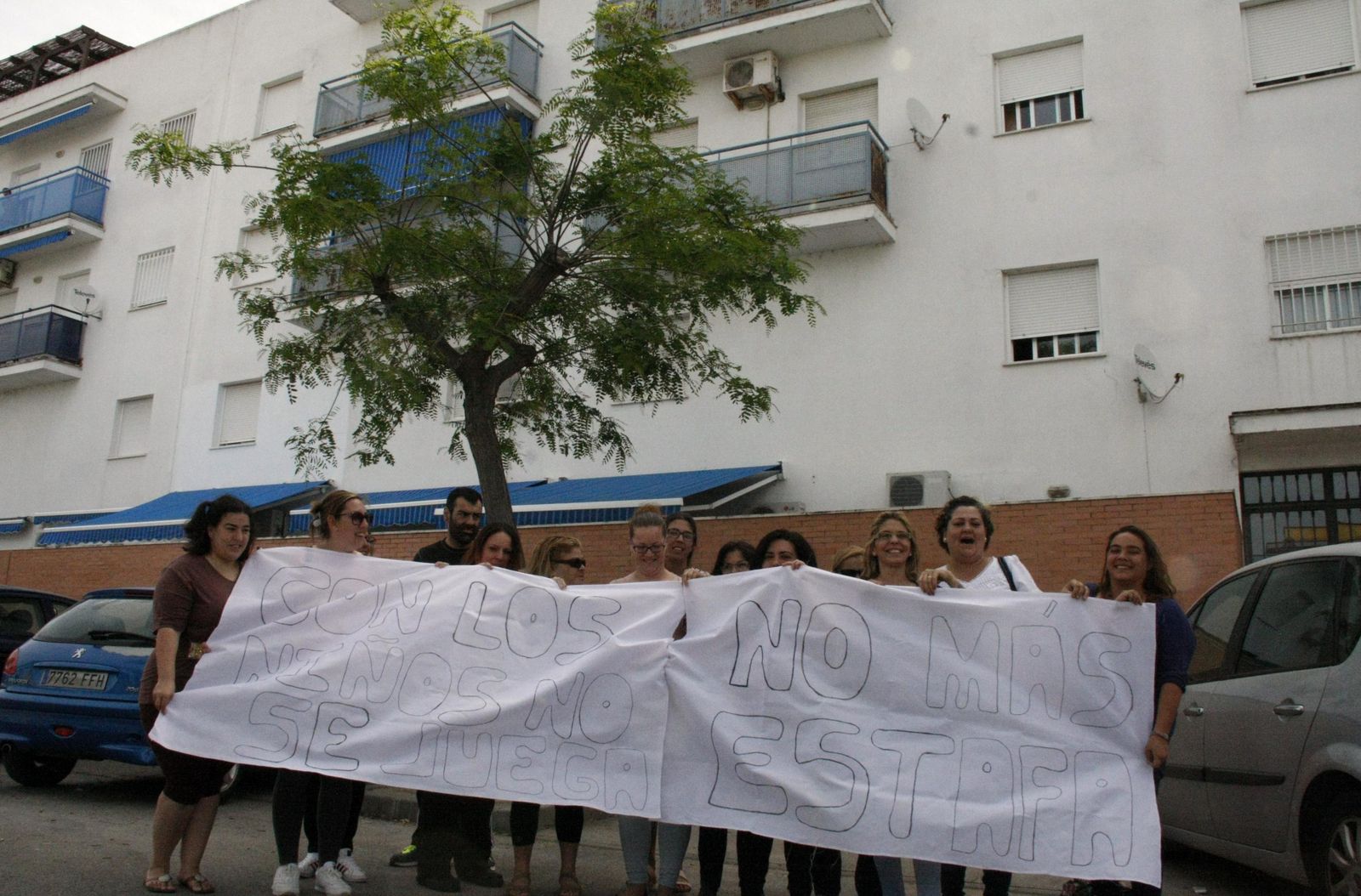 La protesta comenzó en la barriada portuense de El Juncal, con afectadas de toda la provincia.