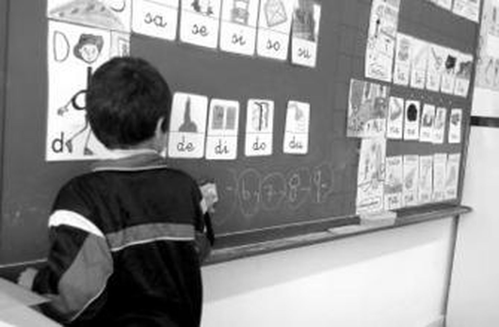 Uno de los alumnos del Príncipe de España en clase de Apoyo.