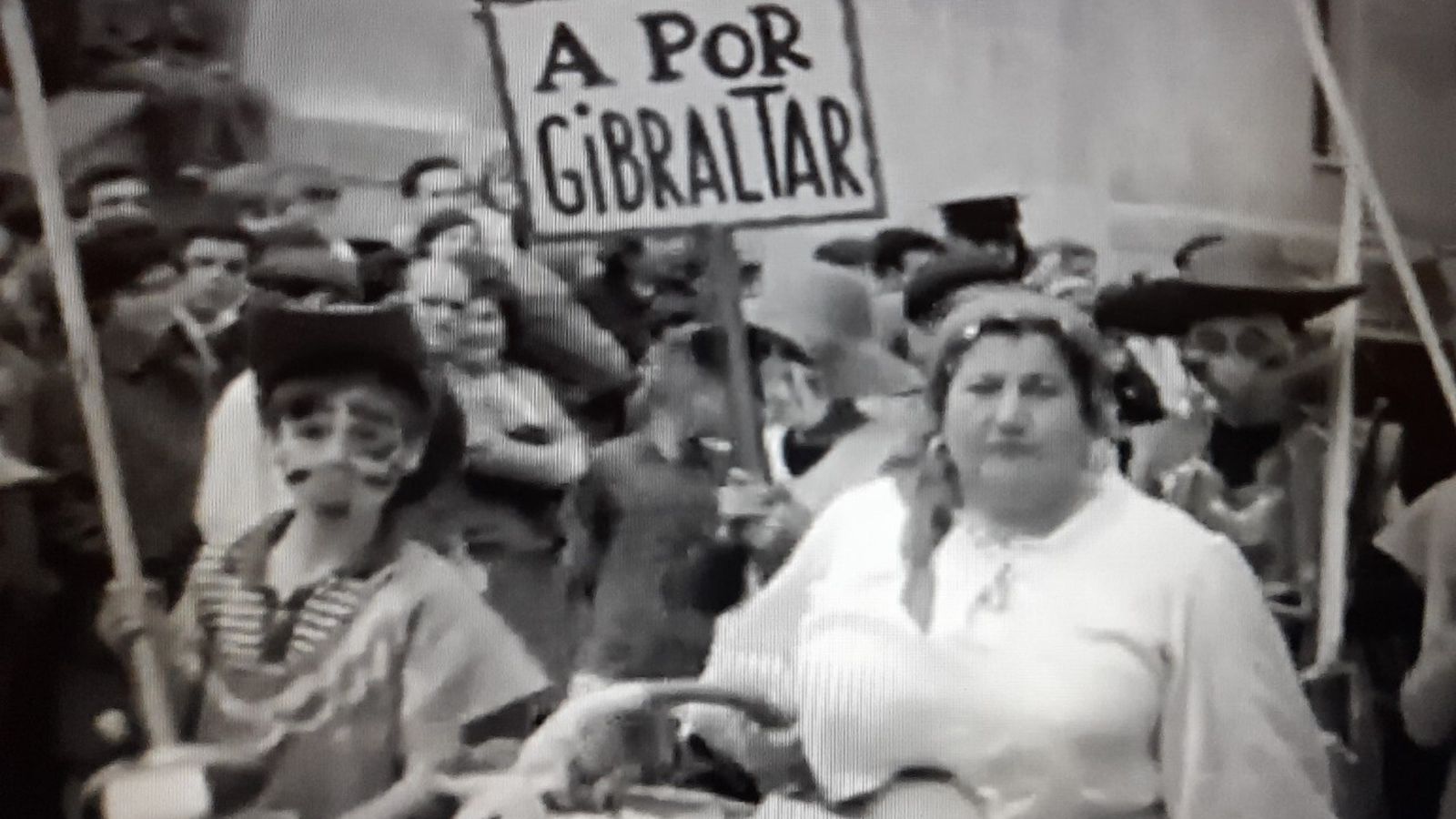 Un grupo con el disfraz de piratas en la cabalgata, reclamando Gibraltar, cuya verja había sido cerrada desde España en 1966