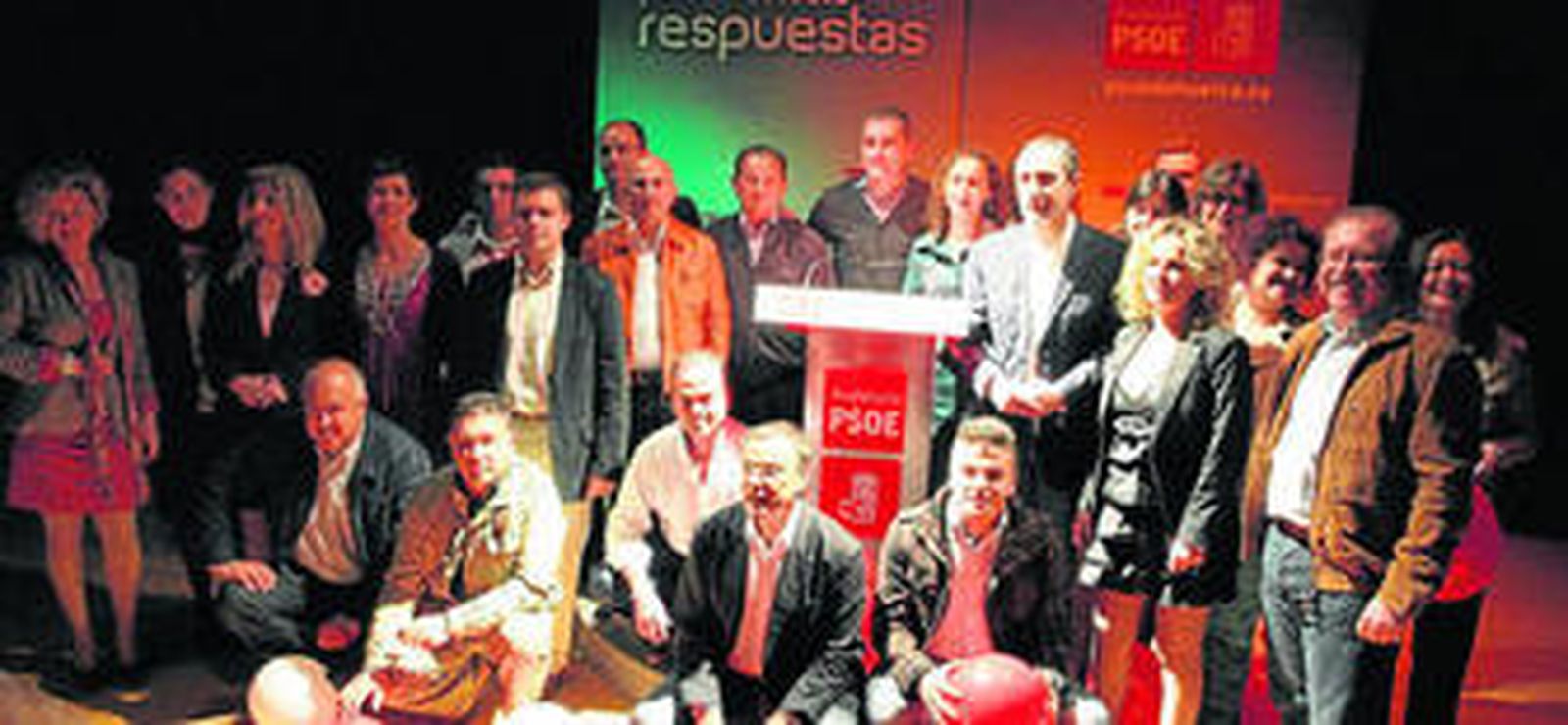 Acto de presentación de la lista socialista en Nerva, con Mar Moreno, a la derecha y Caraballo en el centro.