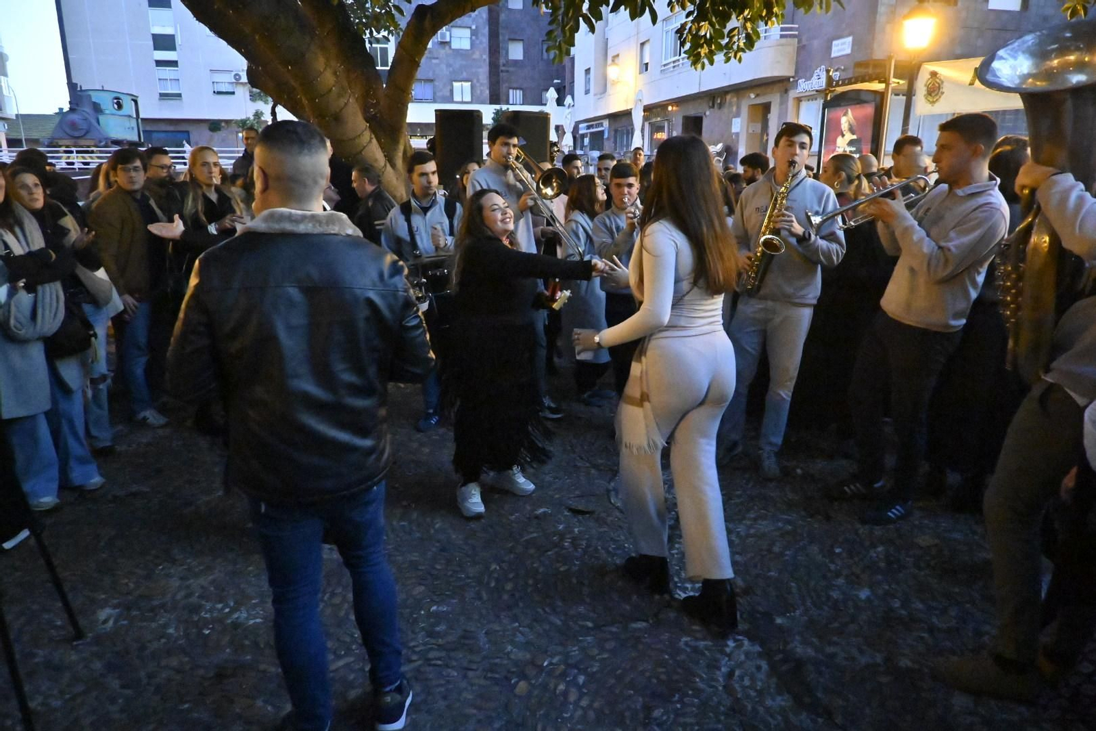 Las imágenes de la Zambomba de la Hermandad de la Esperanza en la Plaza Niña