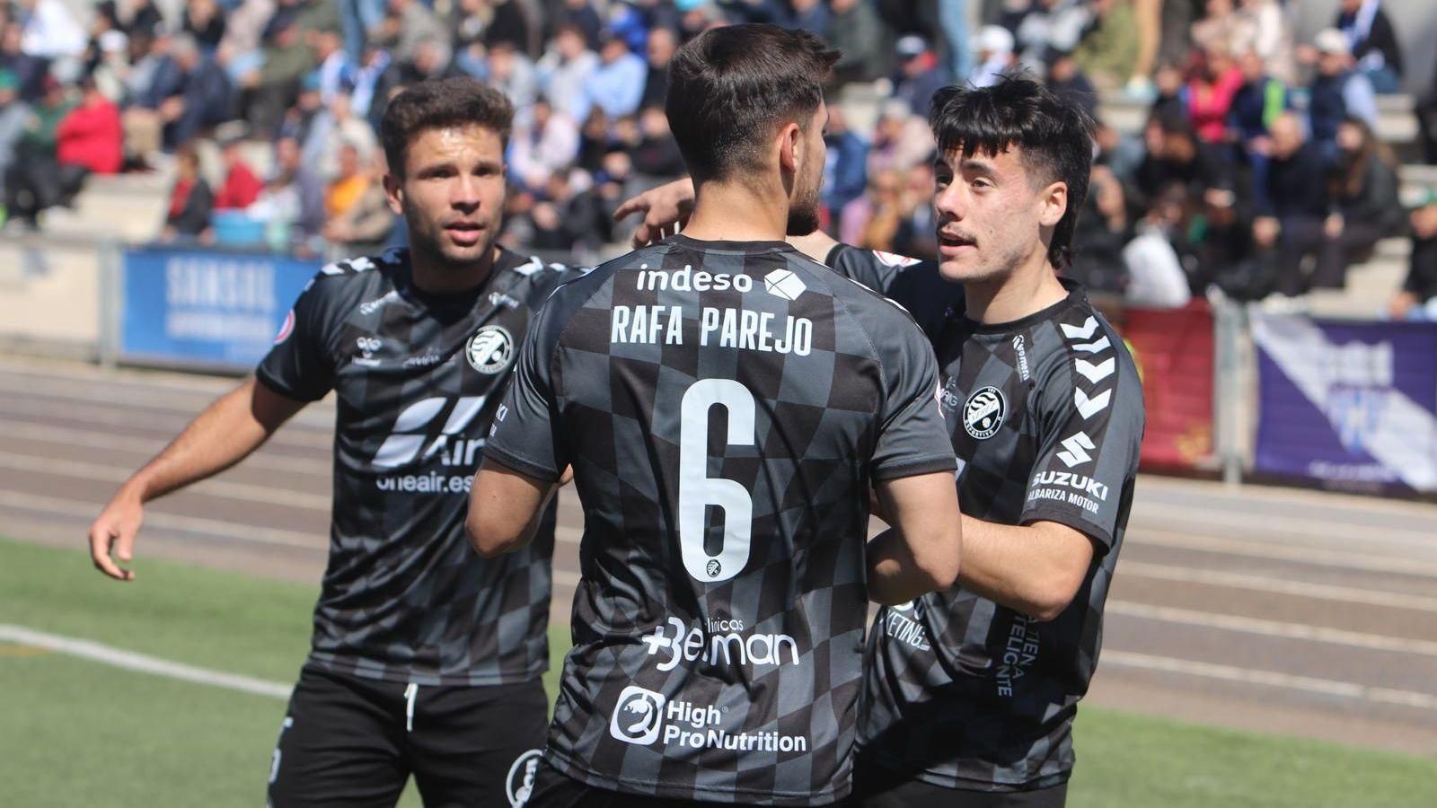 Espinar y Beny felicitan a Rafa Parejo tras hacer el 0-1 de penalti.