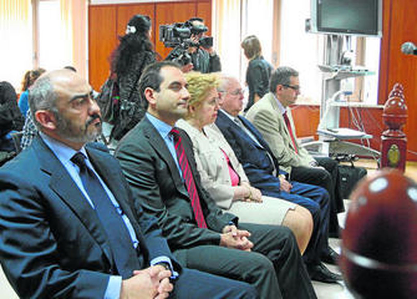 Cinco de los seis acusados por el caso Rilco permanecen sentados en la Sala Tercera de la Audiencia Provincial en una de las sesiones.