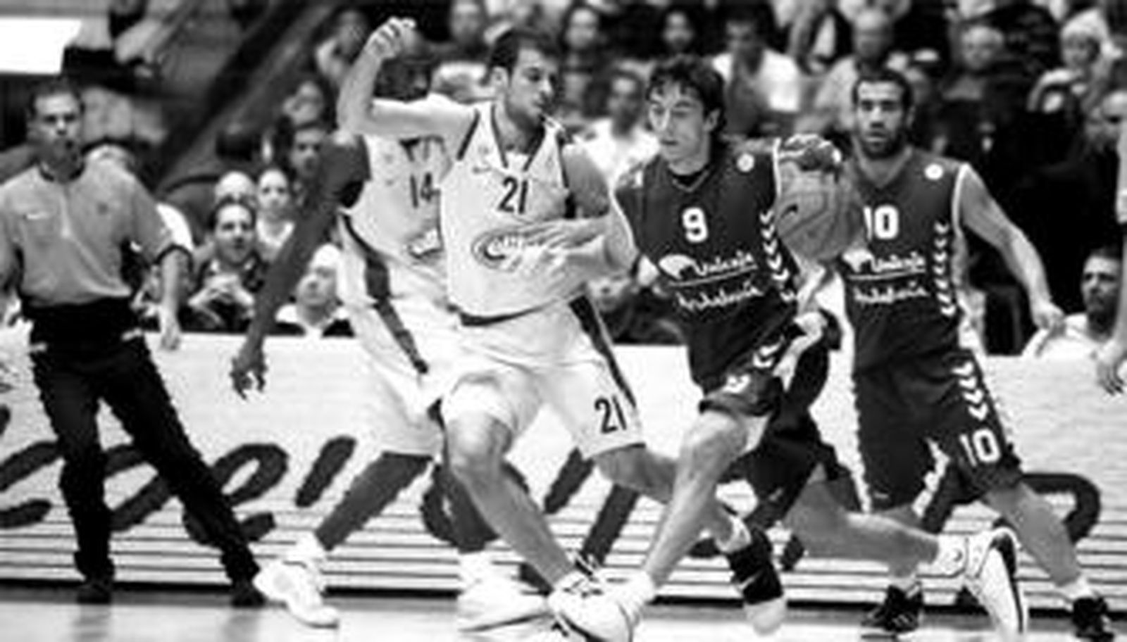 Jiri Welsch intenta penetrar con la oposición de Yotam Halperin.