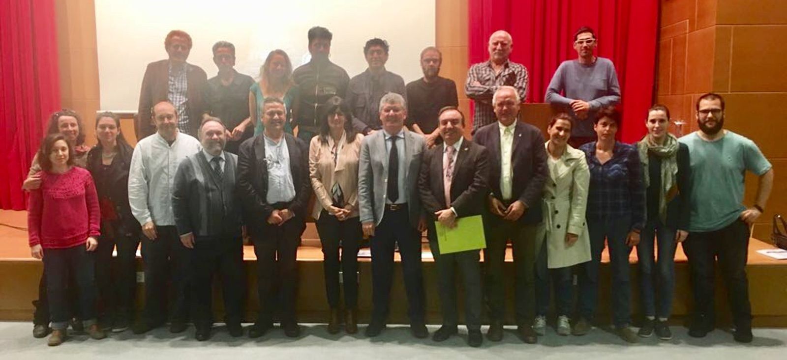 Foto de familia de parte de los participantes en el simposio, celebrado el miércoles en Experimentales.
