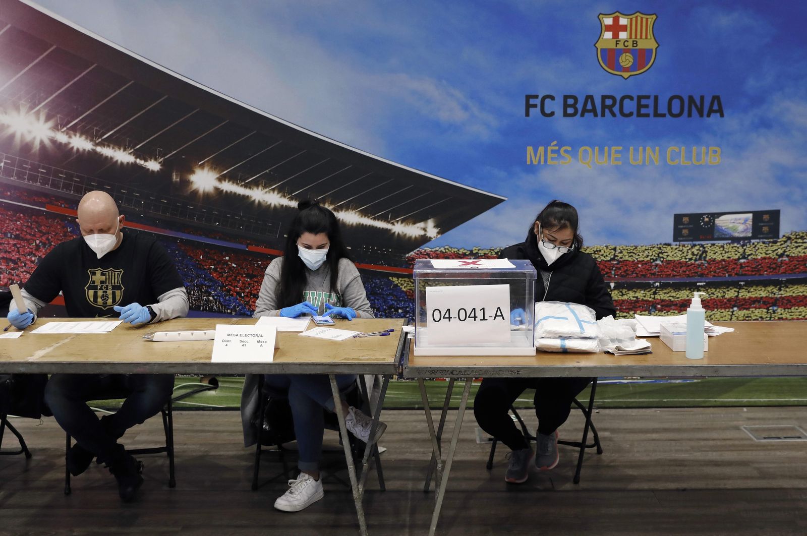 Imágenes de la jornada electoral en Cataluña