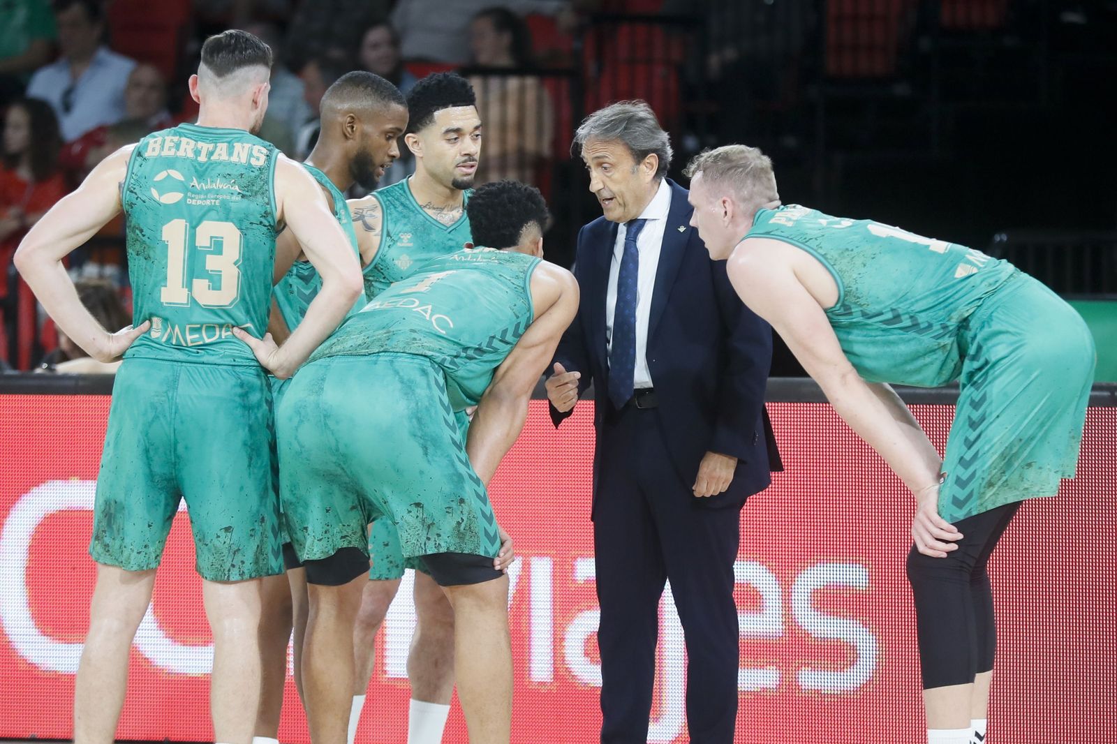 Luis Casimiro alecciona a sus jugadores en un paréntesis del partido ante Unicaja.