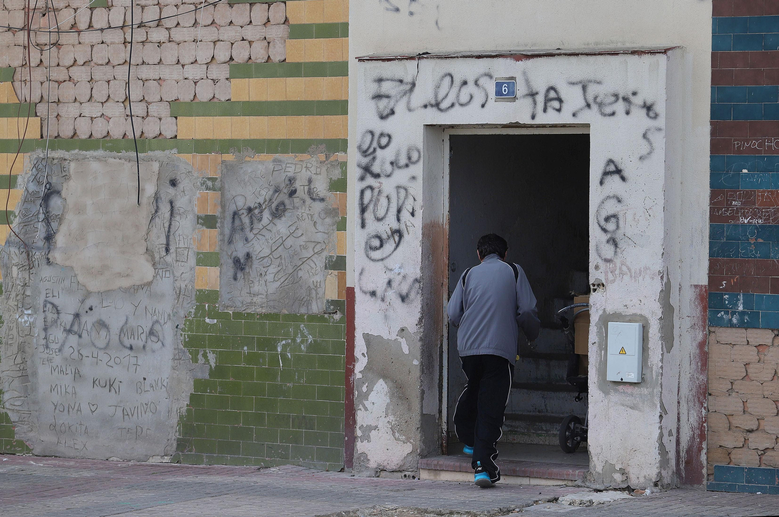 Imágenes del atrincherado que amenazaba con hacer estallar una bombona en el Torrejón, Huelva