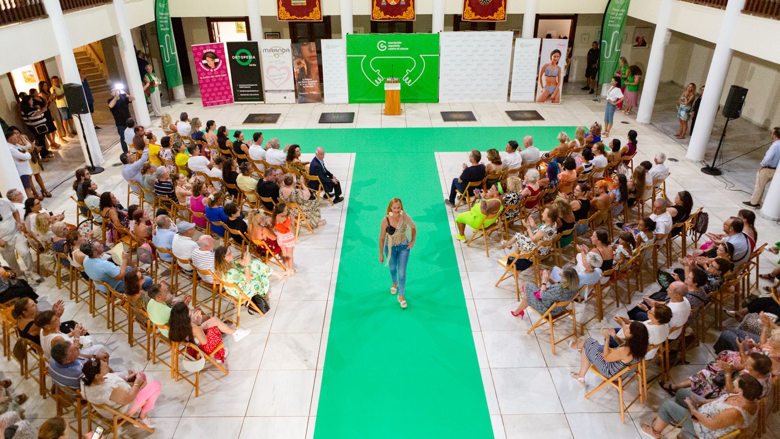 Panorámica del desfile ‘Mucho por vivir’ en Roquetas de Mar.