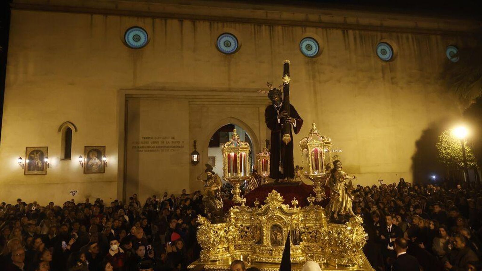 El Señor de la Salud sale a las calles de Sevilla