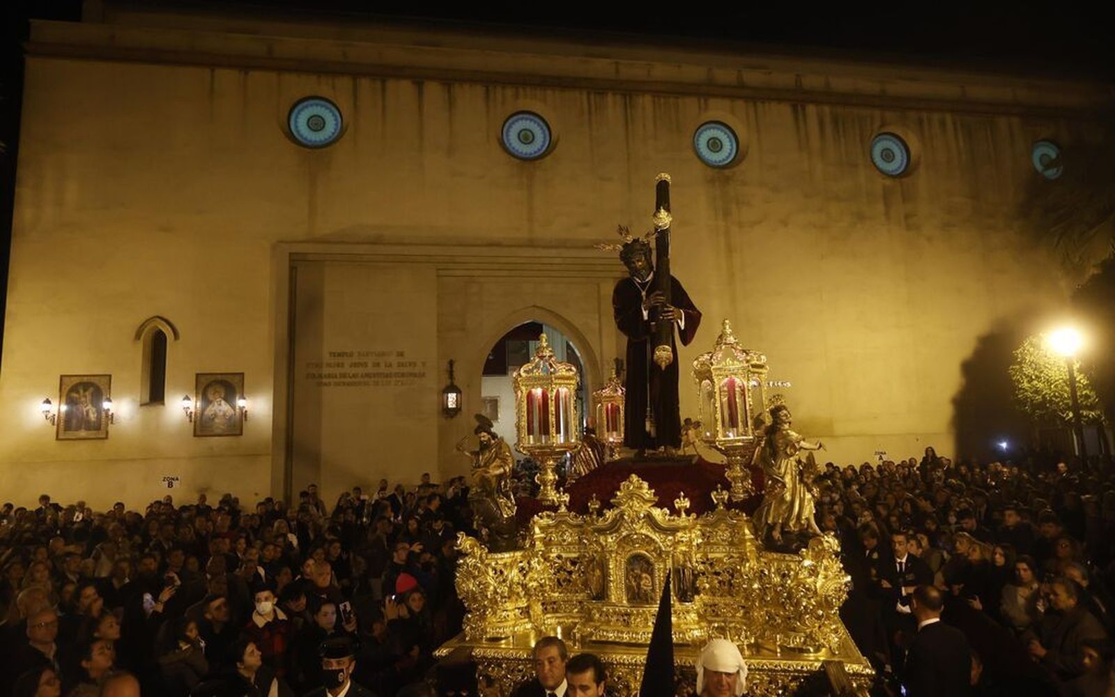 El Señor de la Salud sale a las calles de Sevilla