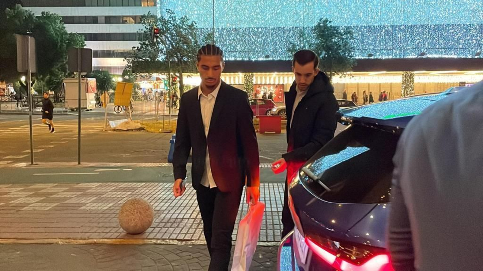 Loïc Badé junto a un empleado del Sevilla entrando en Los Lebreros el día de su llegada.