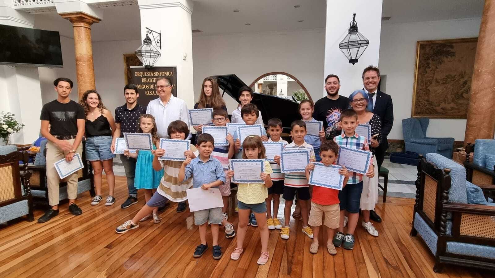 Alumnos y profesores de la Sinfónica de Algeciras, en el Reina Cristina.