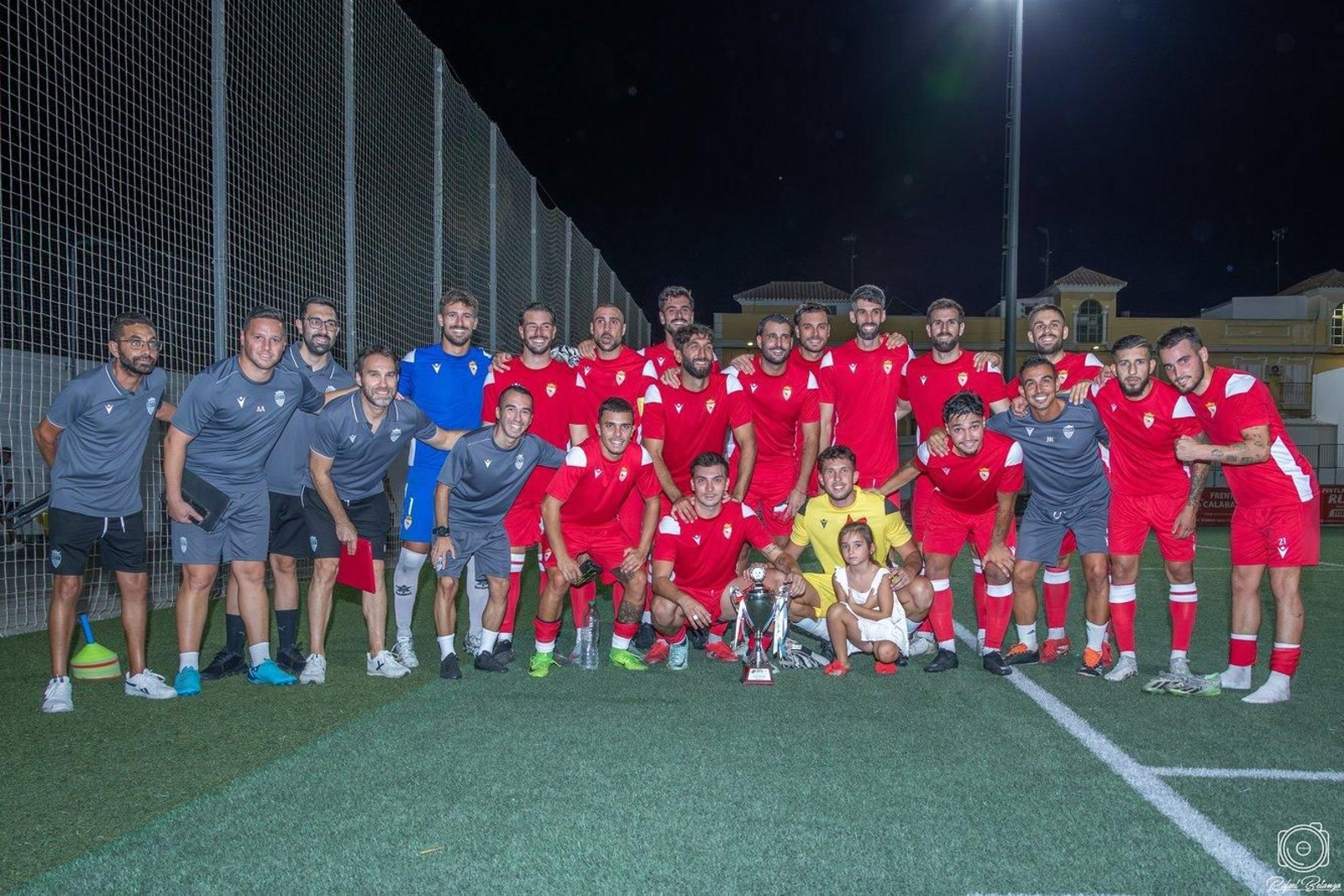 Foto de familia del equipo racinguista con la copa conquistada.