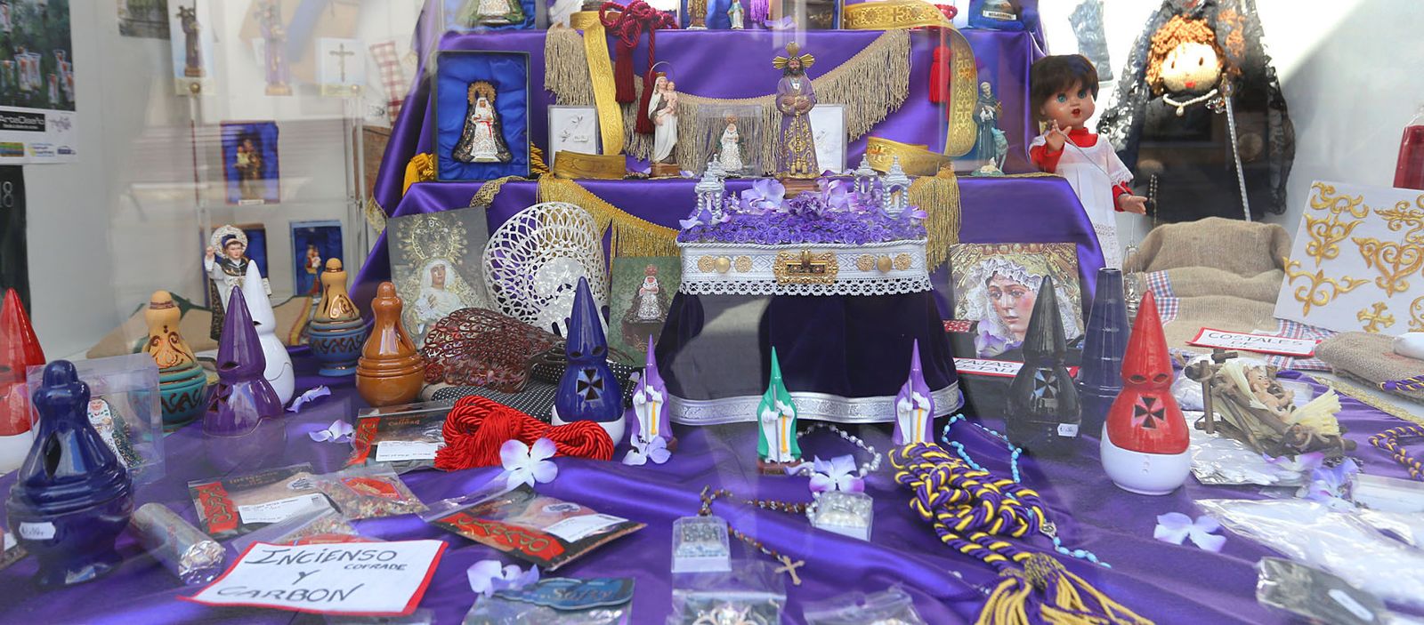 Una mercería de Corredera Baja expone un paso del Medinaceli en miniatura, penitentes y otros motivos.