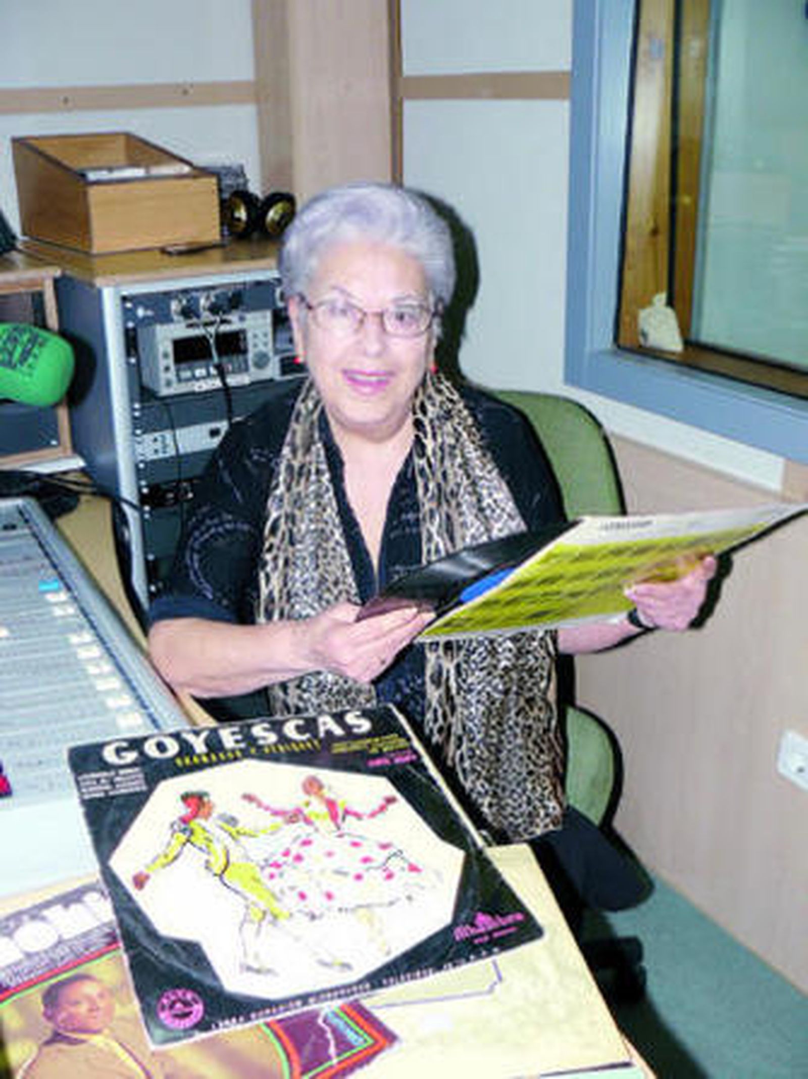 Emilia Martín, con algunos discos históricos de Onda Cero.