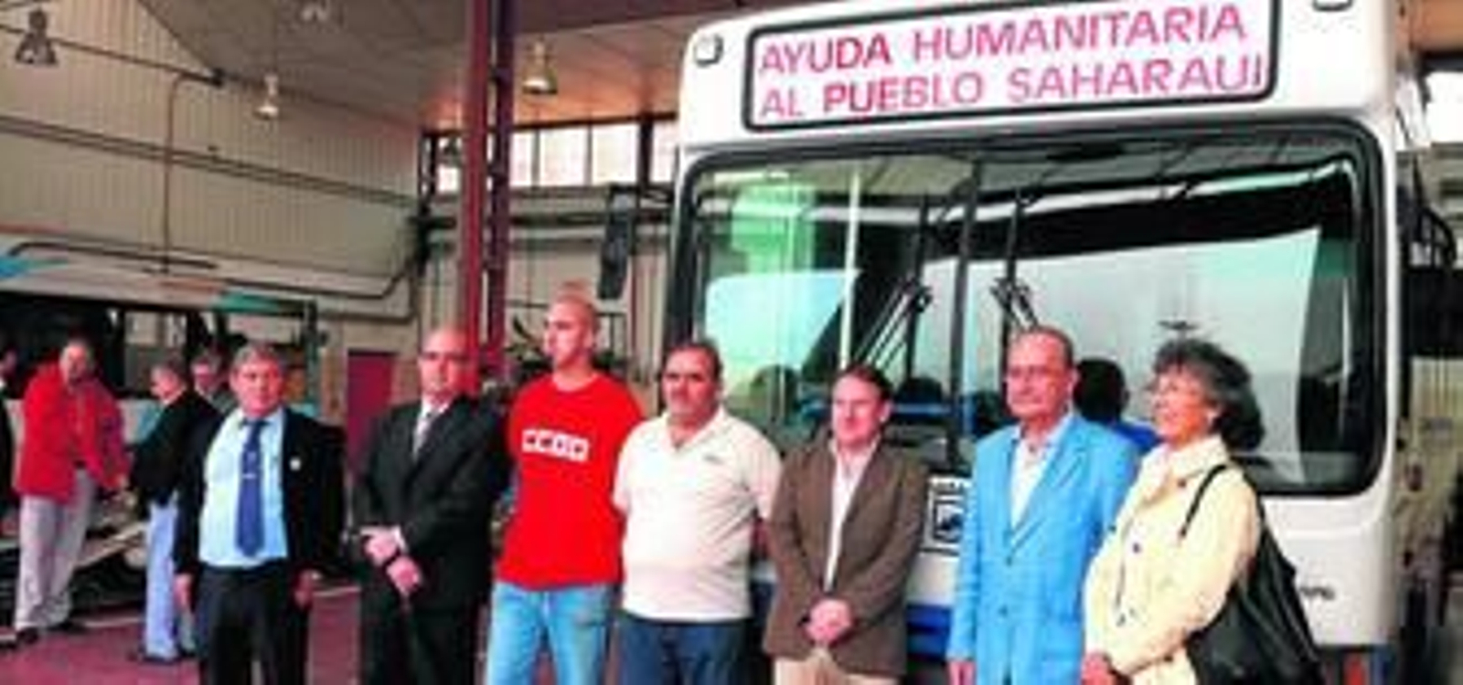 Los patrocinadores del proyecto solidario posaron ayer delante del autobús en la sede de la EMT.