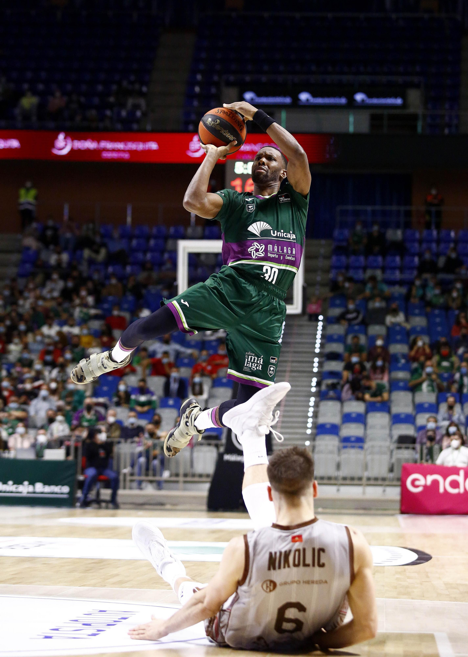 Norris Cole lanza a canasta en escorzo.