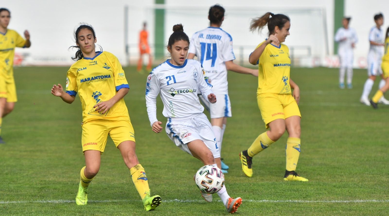 Nora de Torres conduce el balón en un partido con el Pozoalbense.