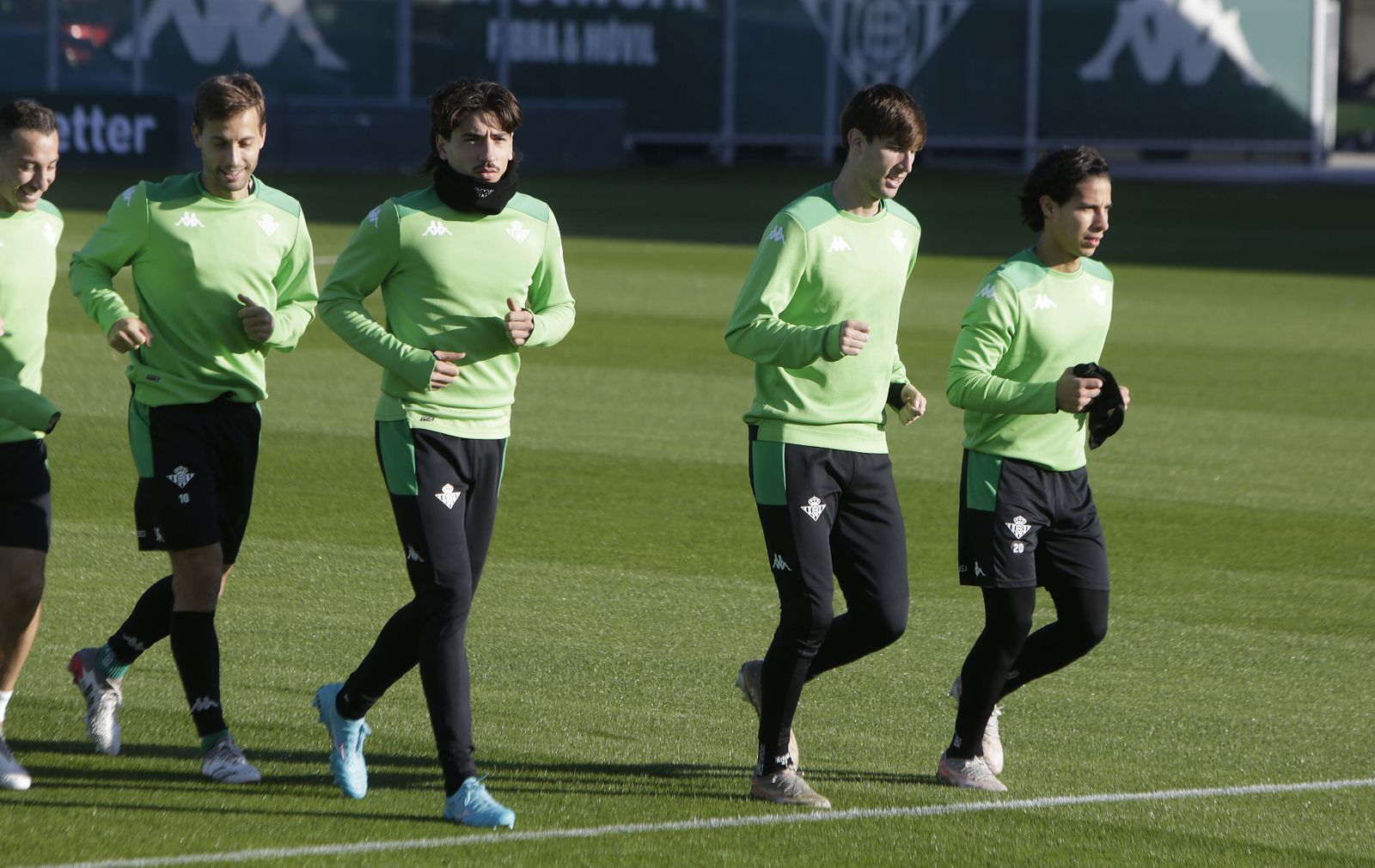 Bellerín, en un entrenamiento del pasado curso junto a Miranda y Lainez.