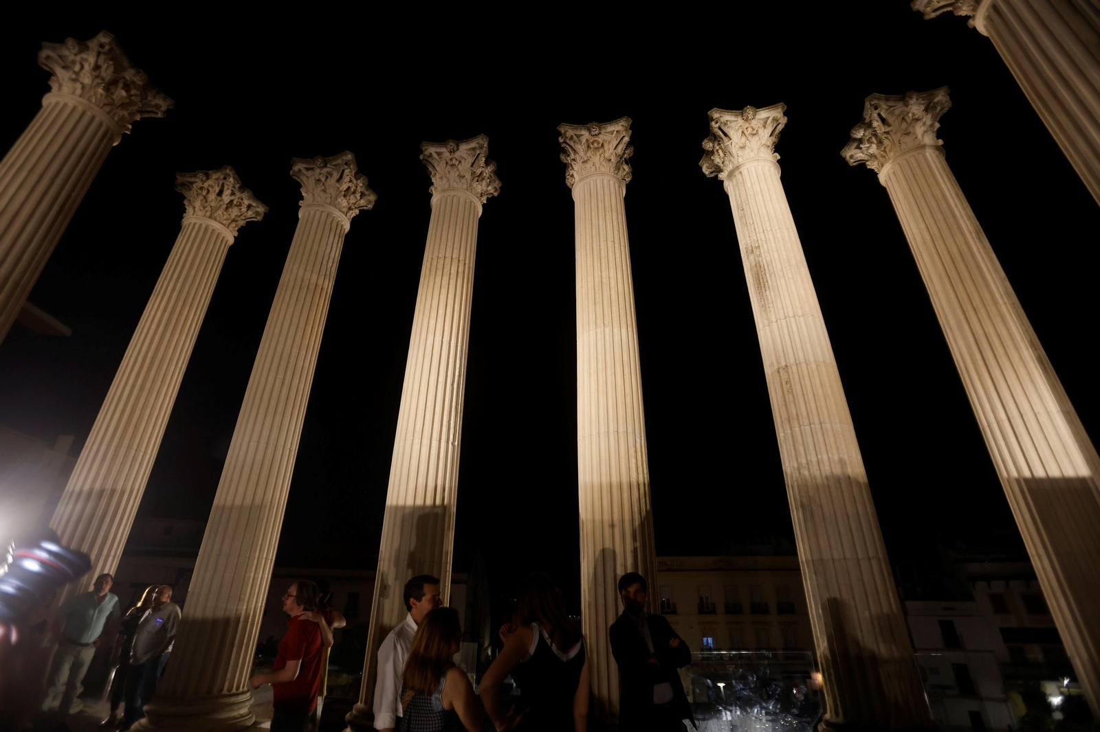 La iluminación nocturna del Templo Romano de Córdoba, en imágenes