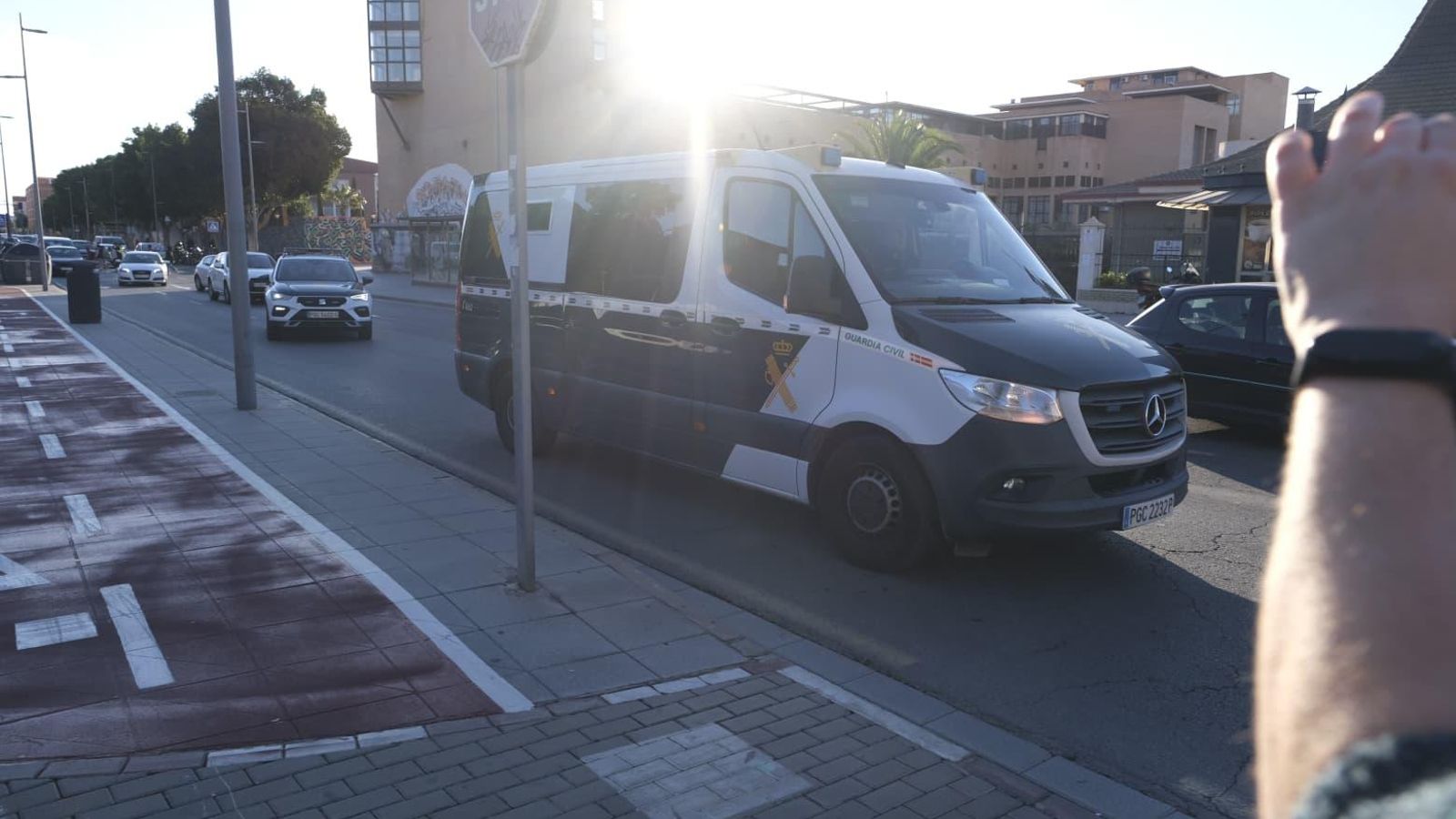 Llegada a la Ciudad de la Justicia de los vehículos policiales con los detenidos.