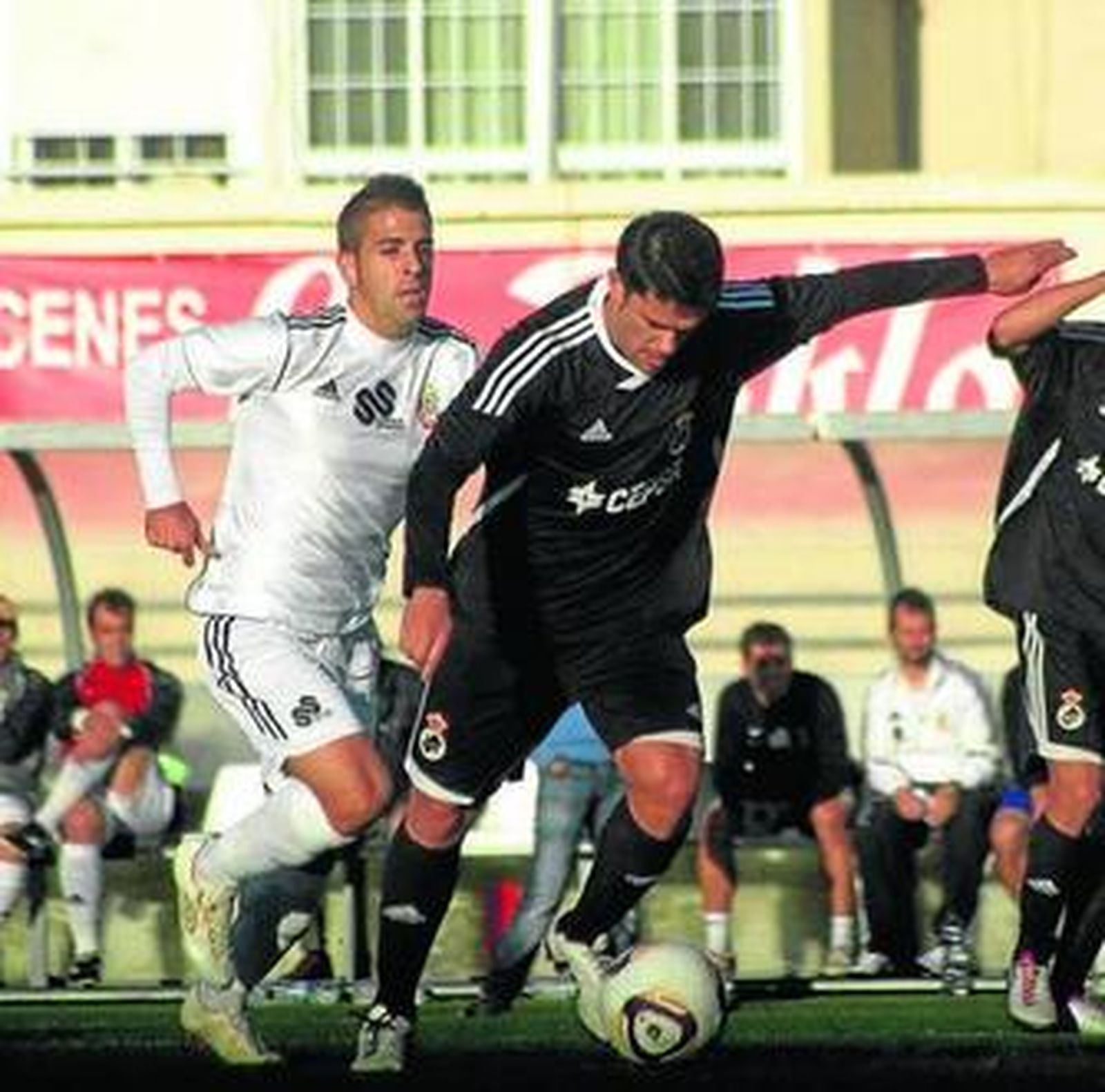 Ocaña se dispone a golpear el balón perseguido por un rival.