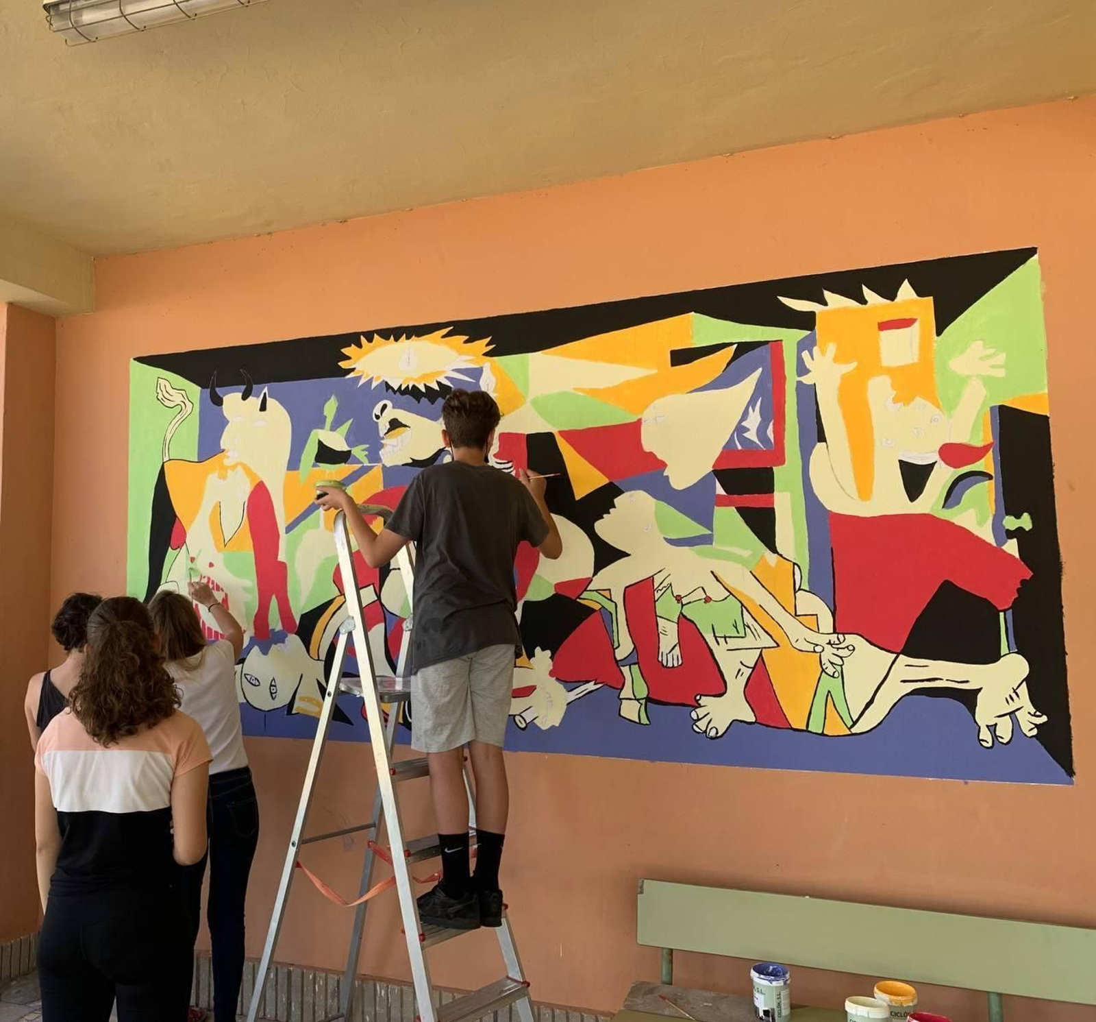 Varios alumnos, realizando el trabajo. Varios alumnos, realizando el trabajo.