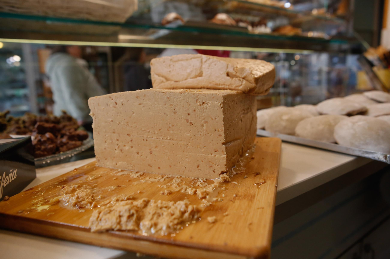 La pastelería La Tarifeña prepara por Navidad sus famosas cajillas, turrones y roscones, en imágenes