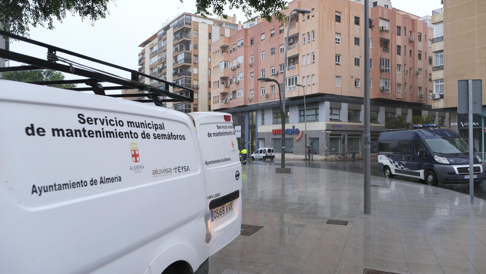 Los almerienses expresan su alegría por la lluvia