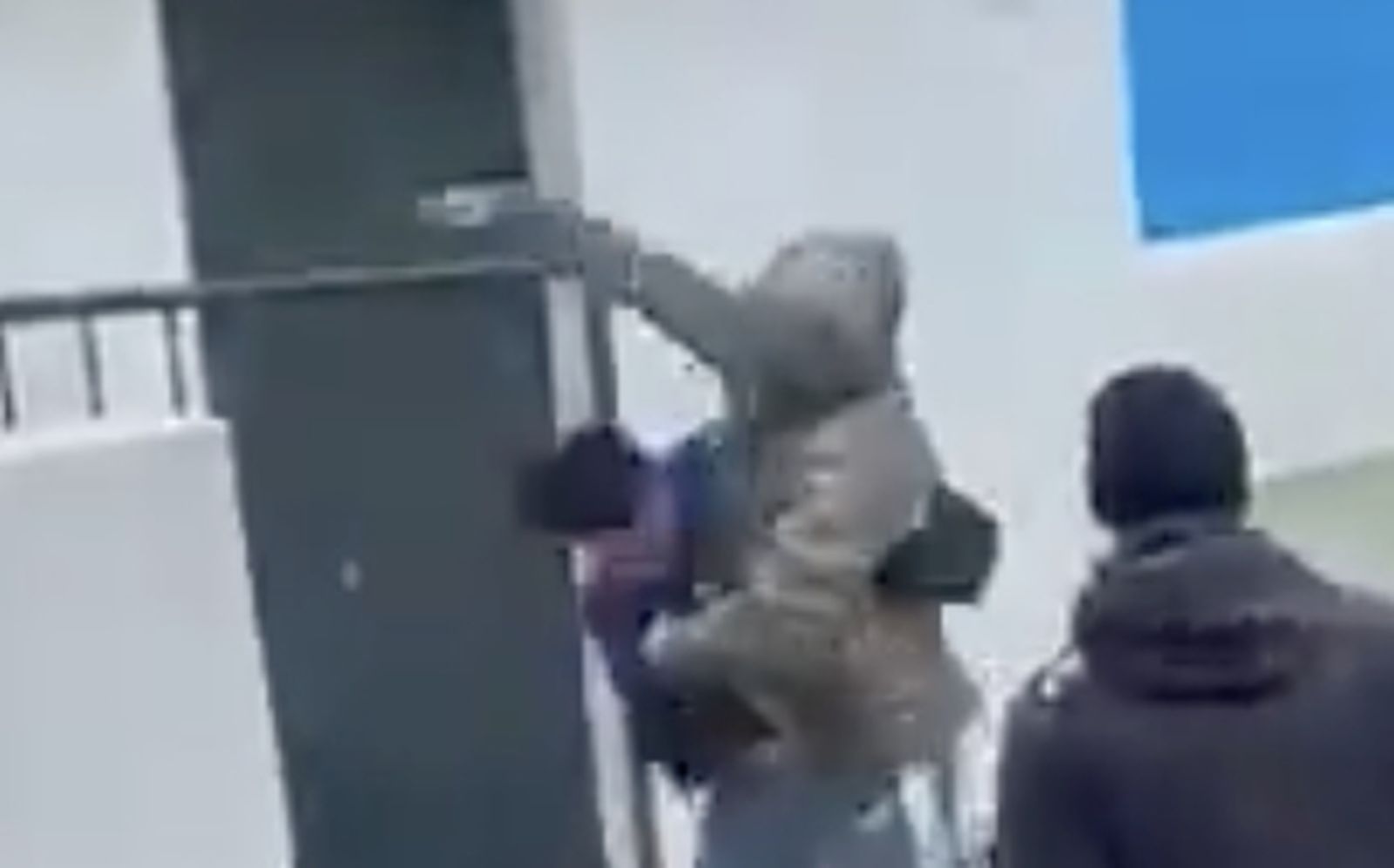 Momento de la pelea entre un aficionado del Barbate y el jugador del filial del Xerez DFC.