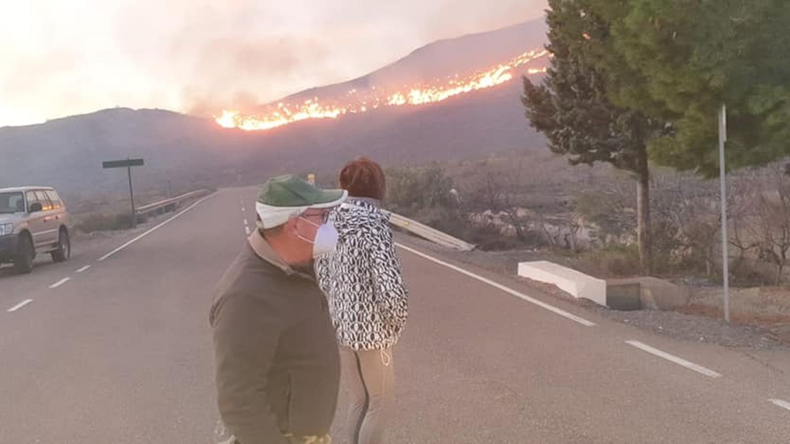 Las llamas discurrían cerca de la carretera.