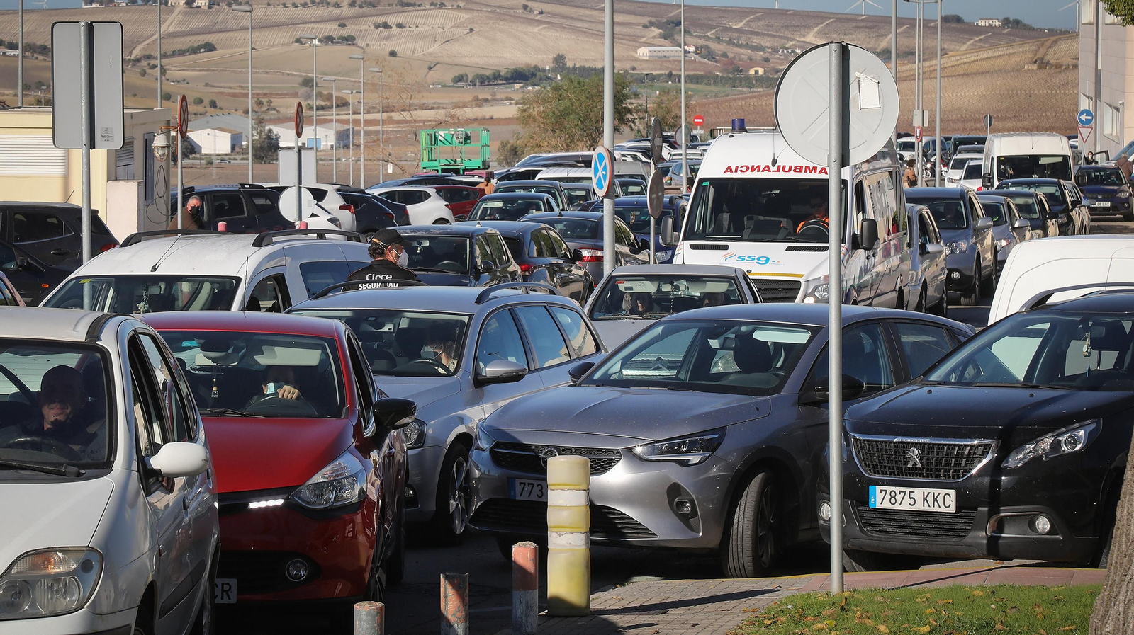 Caos en el Hospital de Jerez por la afluencia masiva de usuarios para hacerse la PCR