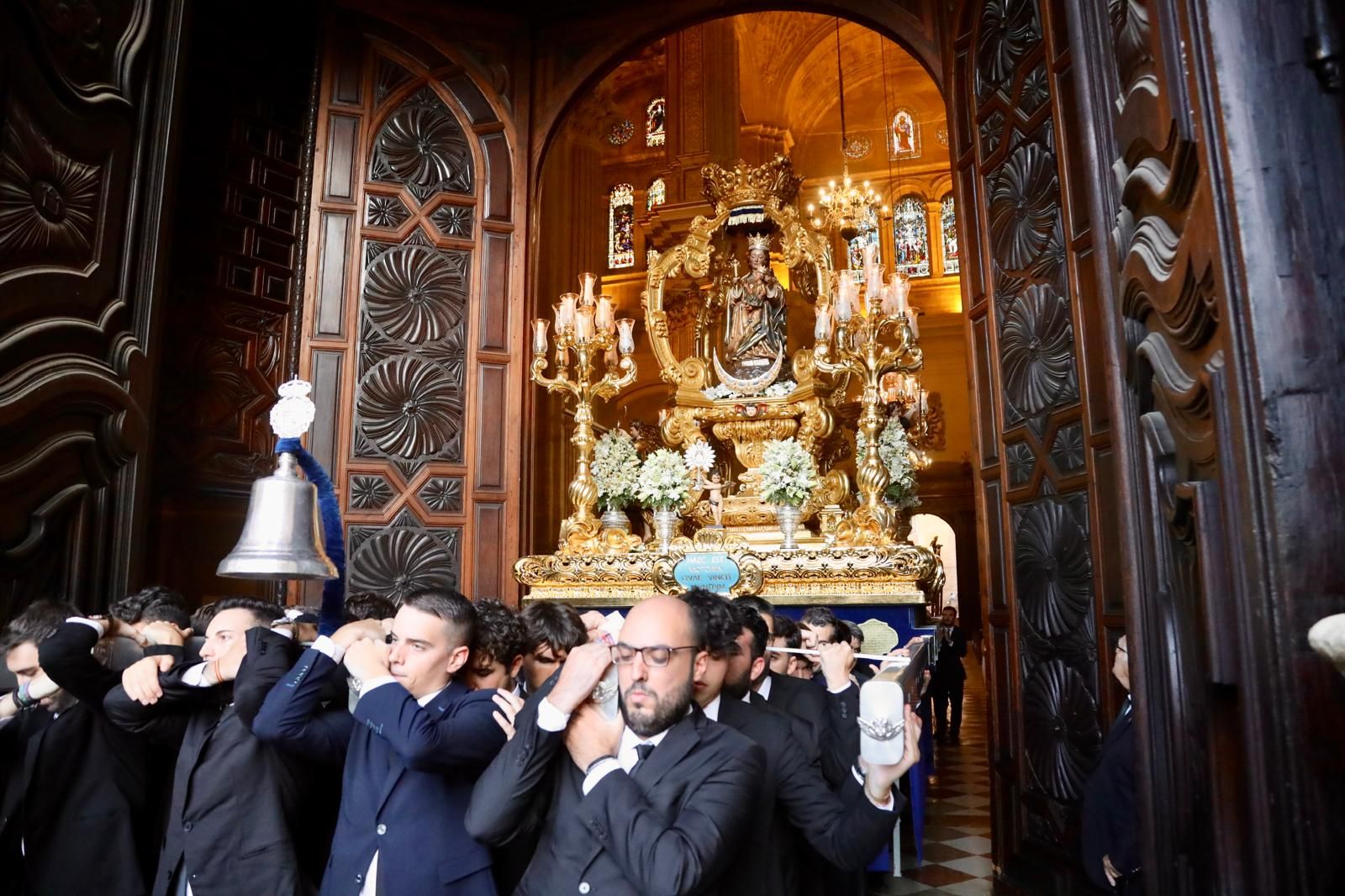 La procesión de la Virgen de la Victoria de Málaga, en imágenes