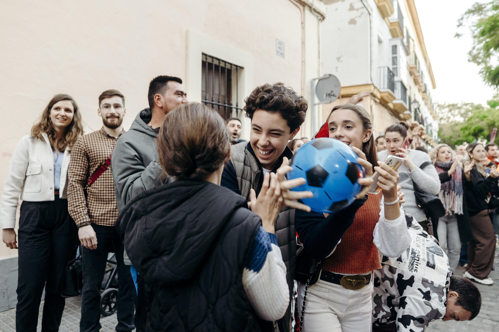 Imágenes de la cabalgata de Reyes del barrio del Mentidero