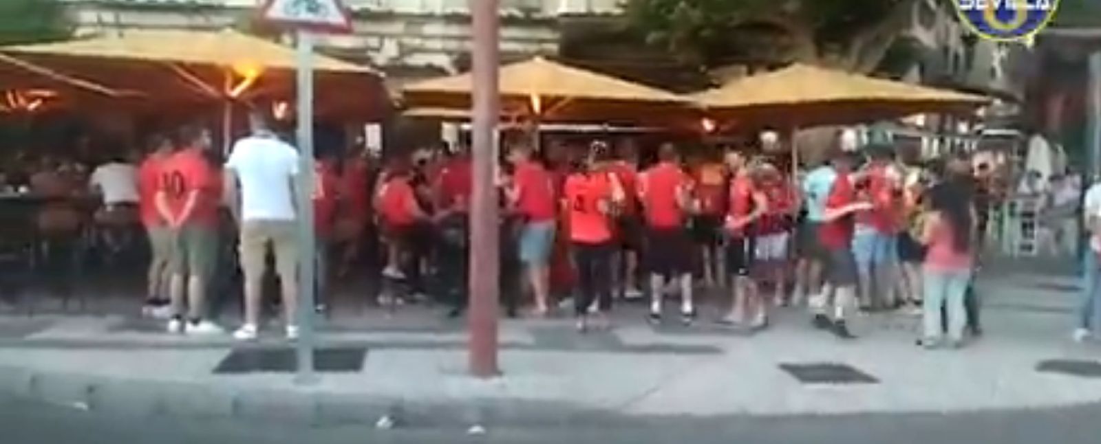 La Policía Local disuelve una aglomeración de aficionados belgas y precinta un bar