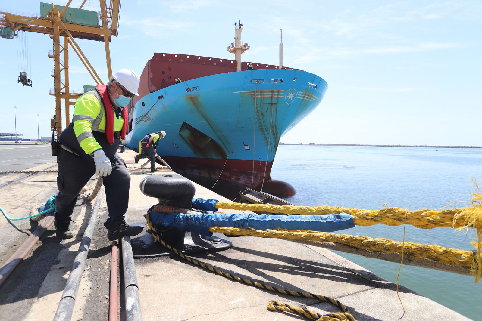 Imágenes de la llegada del buque Maersk al Puerto de Huelva, que abre las escalas con la línea entre Leixoes y Algeciras