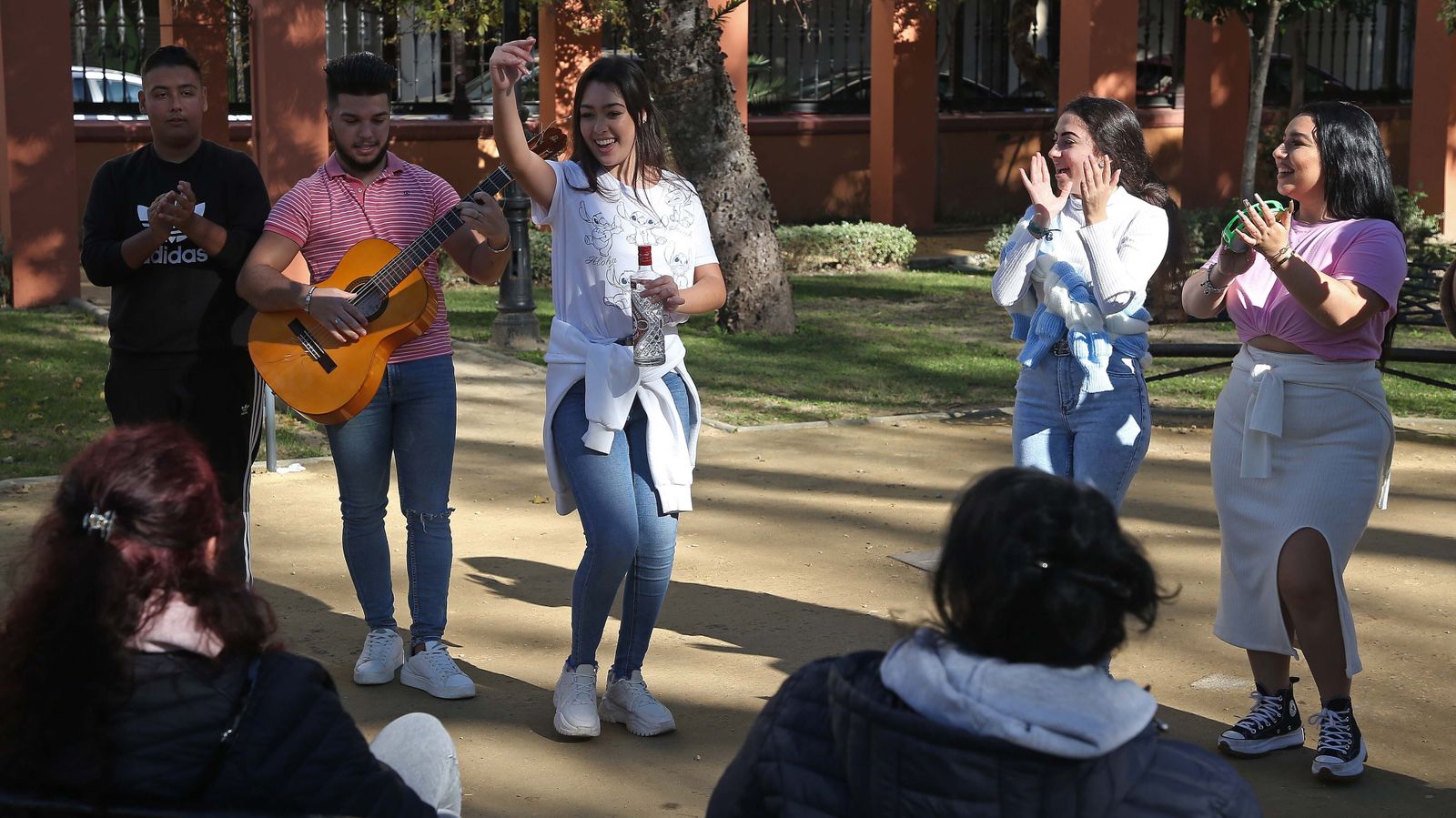 Un grupo de jóvenes celebra, desde el mediodía, la Nochebuena en La Línea.