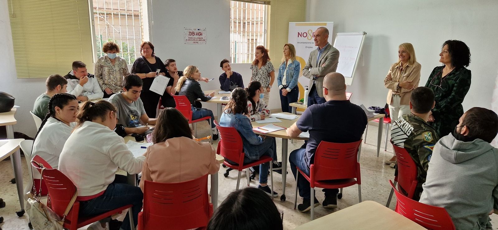 El alcalde  y la delegada municipal de Empleo, Amelia Hernández, durante la firma de los contratos.